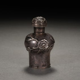 A SILVER SNUFF BOTTLE