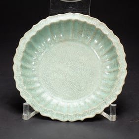 A GE-WARE LOBED VASE