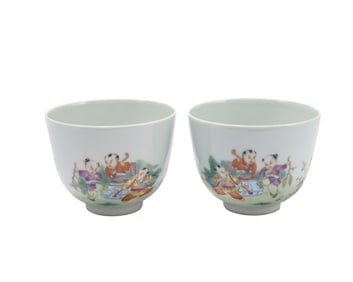 A PAIR OF FAMILLE ROSE FLOWERS PORCELAIN CUPS