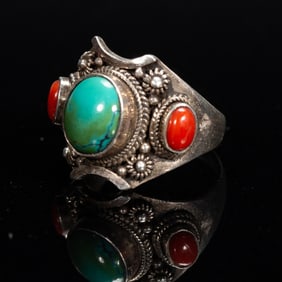 A HARDSTONES INLAID RING