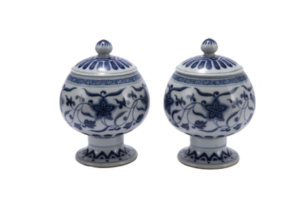 A PAIR OF BLUE AND WHITE PORCELAIN LIDDED CUPS
