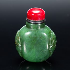 A CARVED SPINACH GREEN JADE SNUFF BOTTLE
