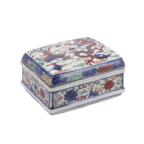 A WUCAI GLAZE PORCELAIN LIDDED BOX,MING