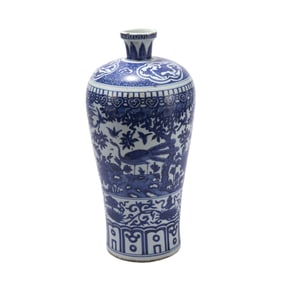 A CHINESE BLUE AND WHITE PORCELAIN VASE MEIPING