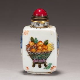 A FAMILLE ROSE SNUFF BOTTLE