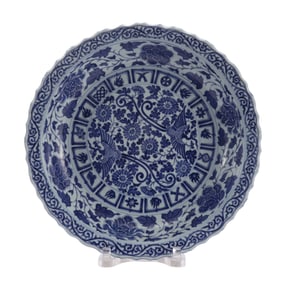 A CHINESE BLUE AND WHITE PORCELAIN DISH