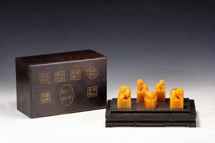 A SET OF CARVED TIANHUANG SEALS WITH BOX