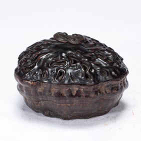 A CARVED ALOESWOOD CHENXIANG BOX WITH COVER