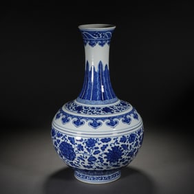 A BLUE AND WHITE DECORATIVE VASE