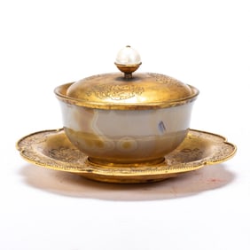 AN AGATE BOWL WITH COVER