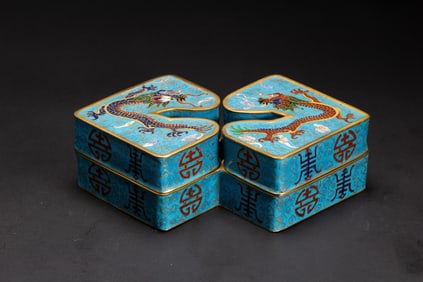 A CLOISONNE ENAMEL DRAGON BOX WITH COVER