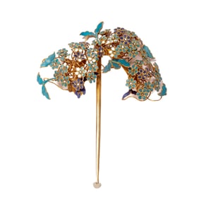 A KING FISHER FEATHER DECORATED HAIRPIN