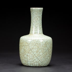 A GE-WARE ROULEAU VASE