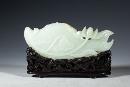 A FINE CARVED WHITE JADE FISH