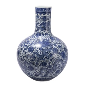 A CHINESE BLUE AND WHITE DRAGON GLOBULAR VASE