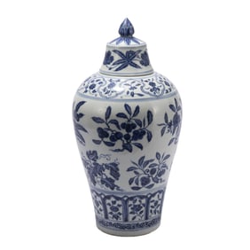 A CHINESE BLUE AND WHITE PORCELAIN VASE