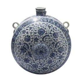 A CHINESE BLUE AND WHITE LOTUS SCROLLS VESSEL