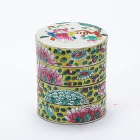 A FAMILLE ROSE COSMETIC BOX WITH COVER