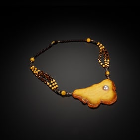 AN AMBER NECKLACE