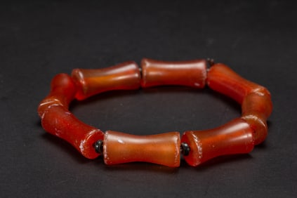 AN AGATE BEADS BRACELET