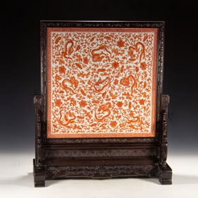 AN IRON RED DRAGONS PORCELAIN PLAQUE INLAID ROSEWOOD TABLE SCREEN