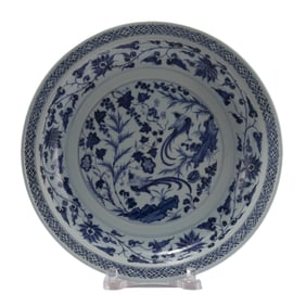 A CHINESE BLUE AND WHITE PORCELAIN DISH