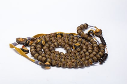 A CHINESE IMPERIAL ALOES WOOD ROSARY CHAOZHU