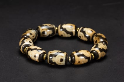 A TIBETAN DZI BEADS BRACELET