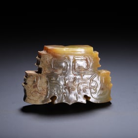 A CHINESE ARCHAISTIC JADE ORNAMENT