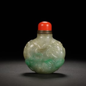 A CARVED JADEITE SNUFF BOTTLE