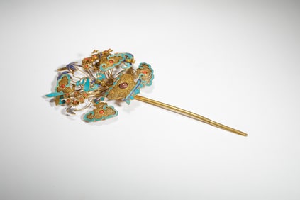 A SILVER-GILT KING FISHER FEATHER DECORATED HAIRPIN