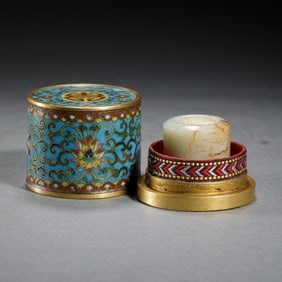 A WHITE JADE ARCHER RING WITH CLOISONNE ENAMEL BOX