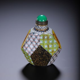A FAMILLE ROSE SNUFF BOTTLE