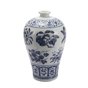 A CHINESE BLUE&WHITE PORCELAIN VASE WITH FLOWER/MING DYANSTY