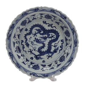 A CHINESE BLUE AND WHITE PORCELAIN DRAGON DISH