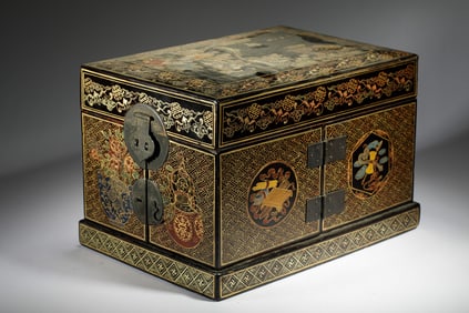 A GOLD PAINTED LACQUER TREASURE BOX