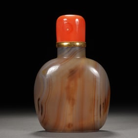 A CARVED AGATE SNUG BOTTLE