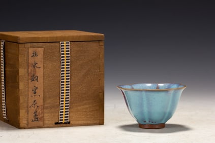 A JUN-WARE LOBED CUP