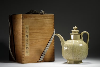 AN INCISED YAOZHOU-TYPE EWER