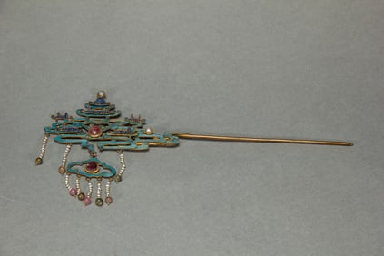 A KING FISHER FEATHER DECORATED SILVER-GILT HAIRPIN