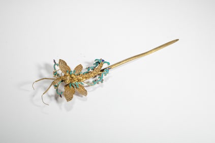 A SILVER-GILT KING FISHER FEATHER DECORATED HAIRPIN