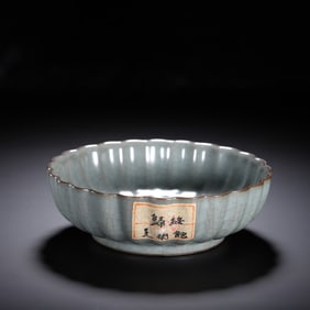 A GE-WARE LOBED DISH