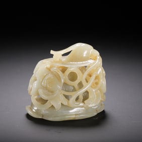 A CARVED WHITE JADE HAT FINIAL