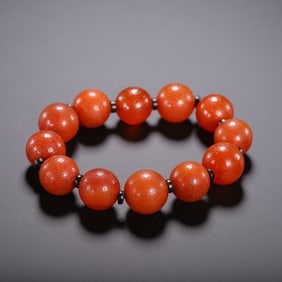 AN AGATE BEADED BRACELET