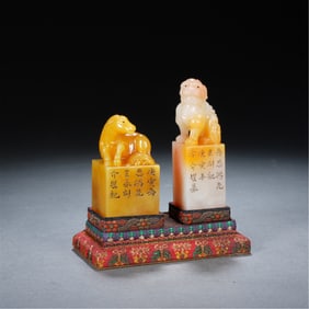 PAIR OF STONE SEALS WITH ANIMAL KNOBS