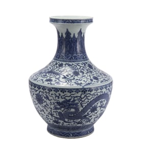 A BLUE AND WHITE PORCELAIN VASE