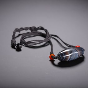 AN AGATE DZI BEAD NECKLACE
