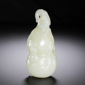 A CARVED WHITE JADE DOUBLE GOURDS SNUFF BOTTLE