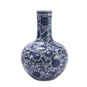 A CHINESE BLUE AND WHITE PORCELAIN VASE