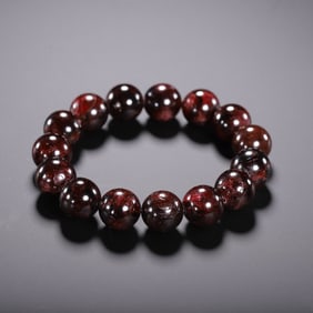 AN AGATE BEADED BRACELET